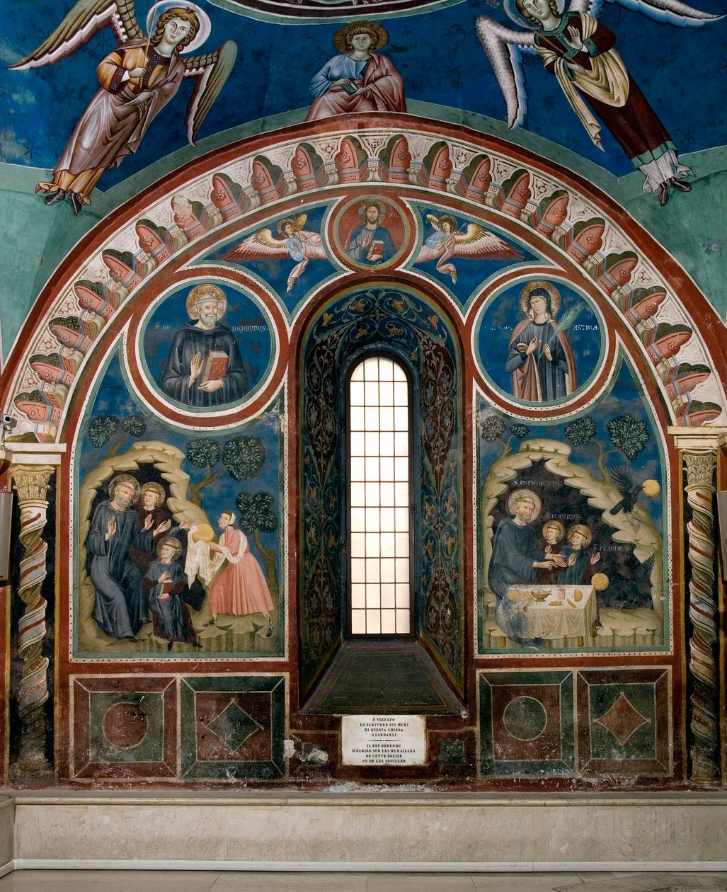 Ulike episoder av livet til Saint Benedict of Nursie: til venstre strekker en kvinne et stykke giftbrød til Saint Benoit, til høyre tar en ravn brødet og redder Saint Benoit. Freske av Master Consolo (1200-tallet) Nedre kirkekloster o av Consolo 