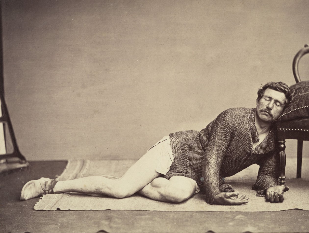 Mann i ringbrynjetunika poserer som en døende soldat, ca. 1863. av Constant Delessert
