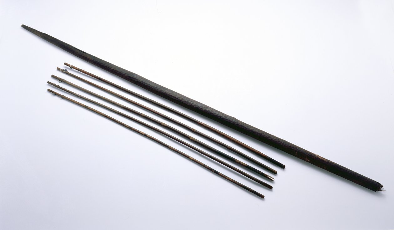Piler og bue funnet med Oetzi Iceman (tre) av Copper Age