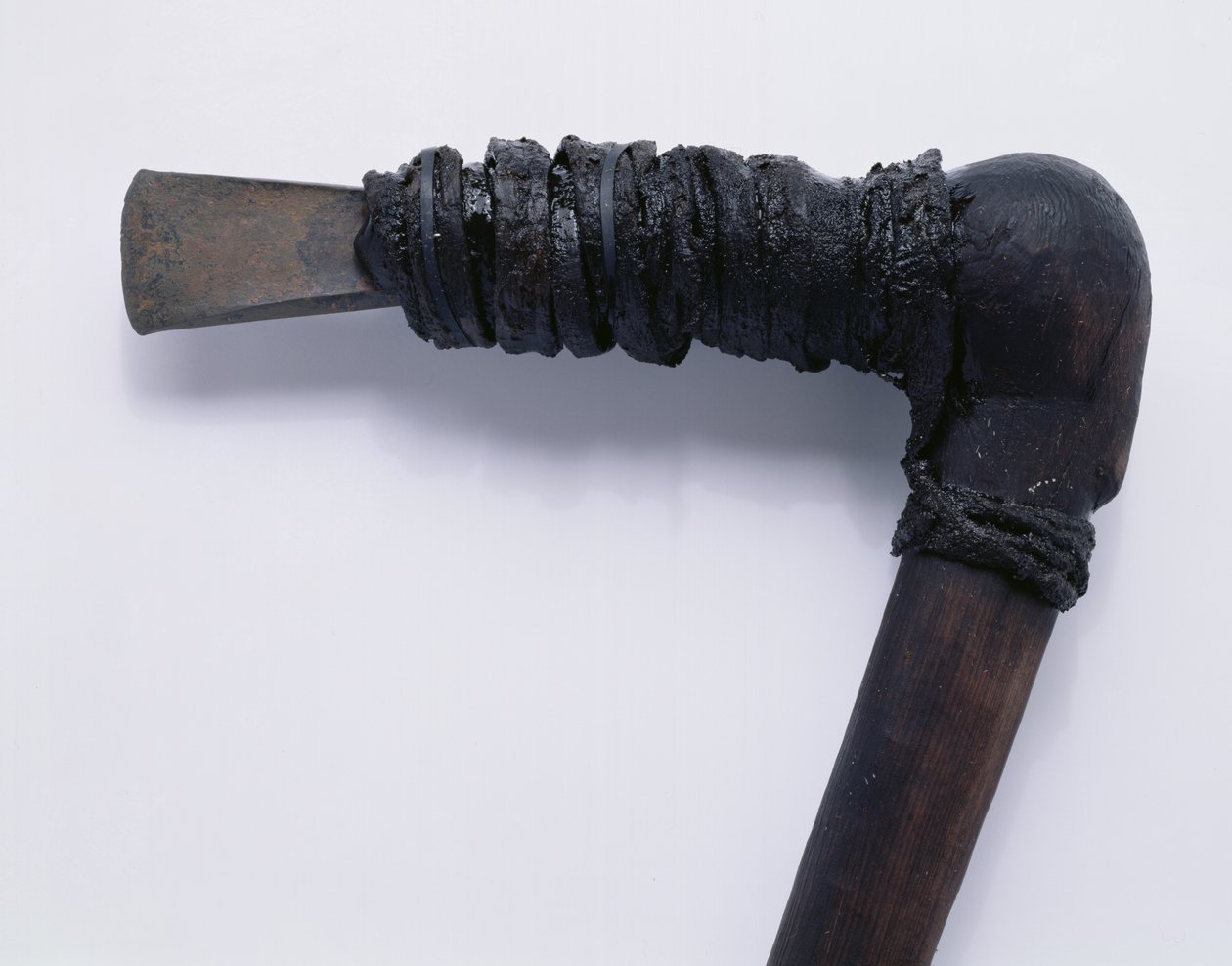 Øks funnet med Oetzi Iceman barlind med lærbindingsdetalj på 222116 av Copper Age