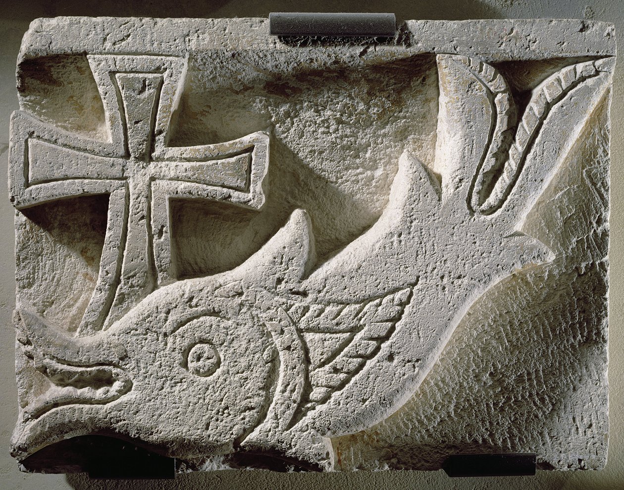 Relieff som viser en fisk og et kors, fra kirkegården til Ermant, 4.-5. århundre (kalkstein) av Coptic