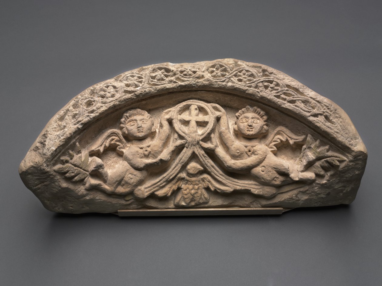 Lunett med to engler som støtter et anhengskors, 400-tallet (kalkstein) av Coptic