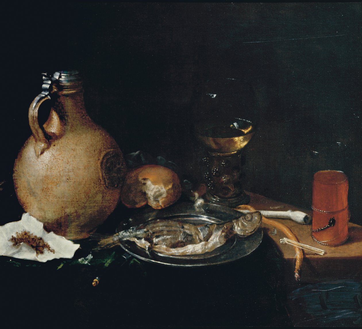 En lerkar, tobakk i et stykke papir, en bolle, en hvit leirepipe, en roemer, sild i skiver på en tinnplate og et kometenglass på et delvis drapert trebord, 1664 av Cornelis Stangerus