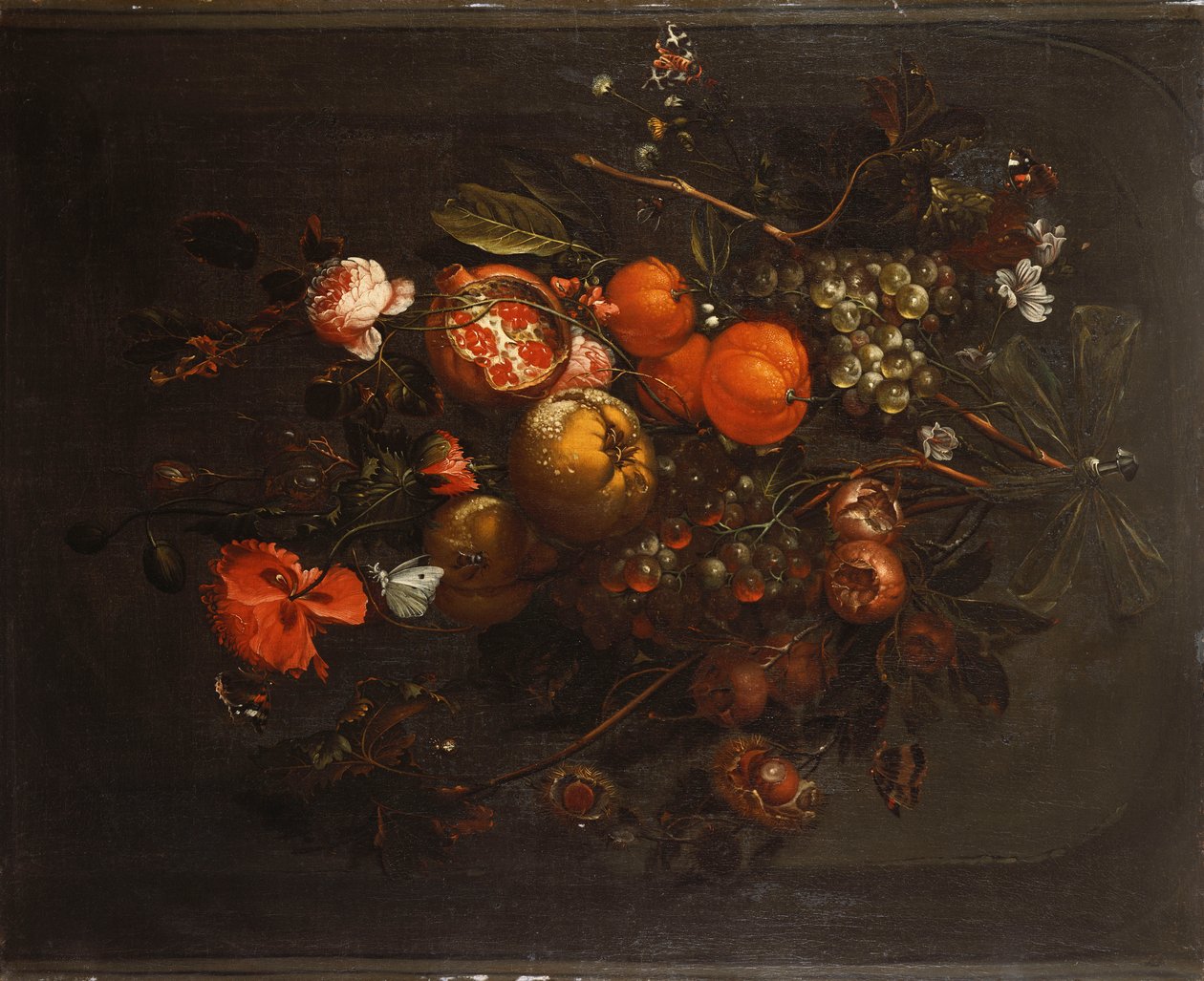 En bukett med frukt og blomster hengende fra en spiker i en nisje av Cornelis de Heem