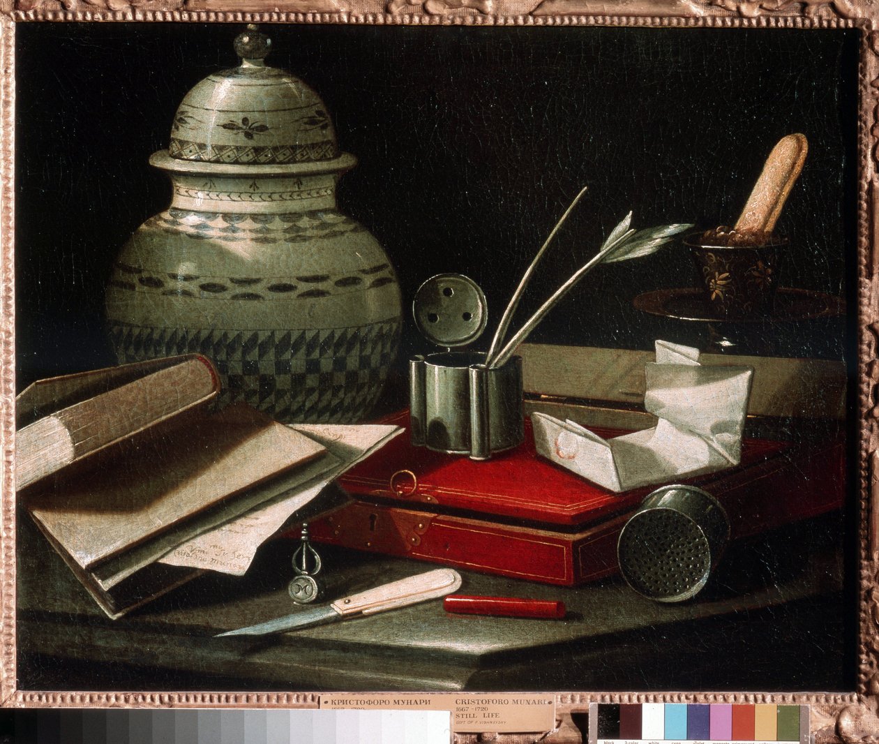 Stilleben med skriveredskaper. Blekk og blekkhus med fjærpenn, konvolutt, boks som sannsynligvis inneholder nødvendig skrift og brevåpner (brevåpner). Maleri av Cristoforo Monari (Munari) (1667-17 av Cristoforo Munari