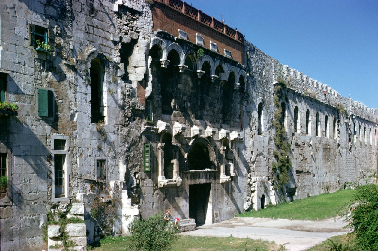Nordmuren til Diokletians palass med Porta Aurea, ca 300 e.Kr av Croatian School