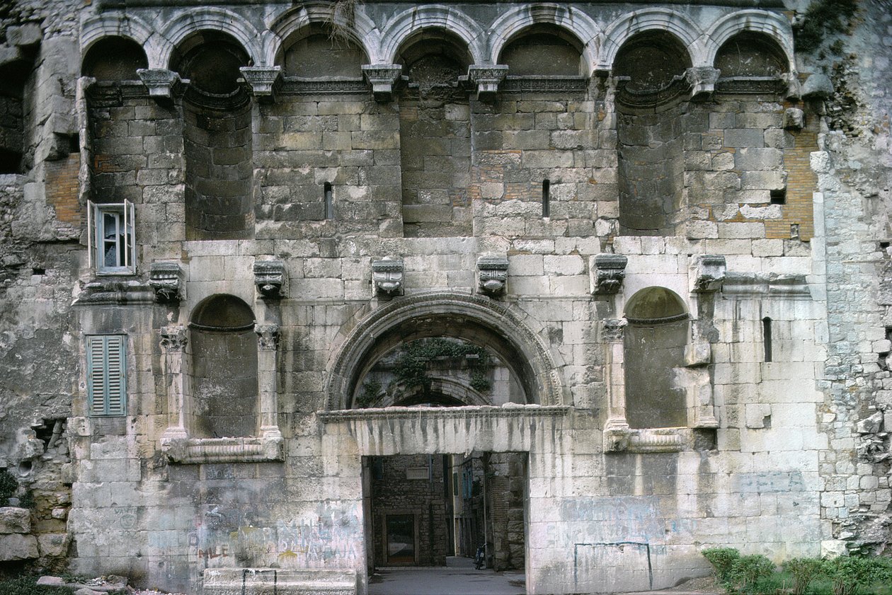 Porta Aurea ved Diokletians palass. ca 300 e.Kr av Croatian School