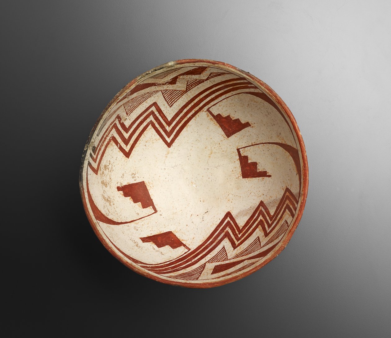 Skål med geometriske design, 900-1100 (keramikk med slip-maling) av Culture Mimbres