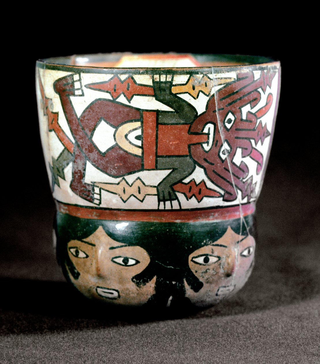 Pre-colombiansk kunst: krus av terrakotta dekorert av guddommeligheter og ansikter fra stedet til Nazca. 100 f.Kr.-800 e.Kr. Lima, Nasjonalmuseet for antropologi og arkeologi, Peru av Culture Nazca