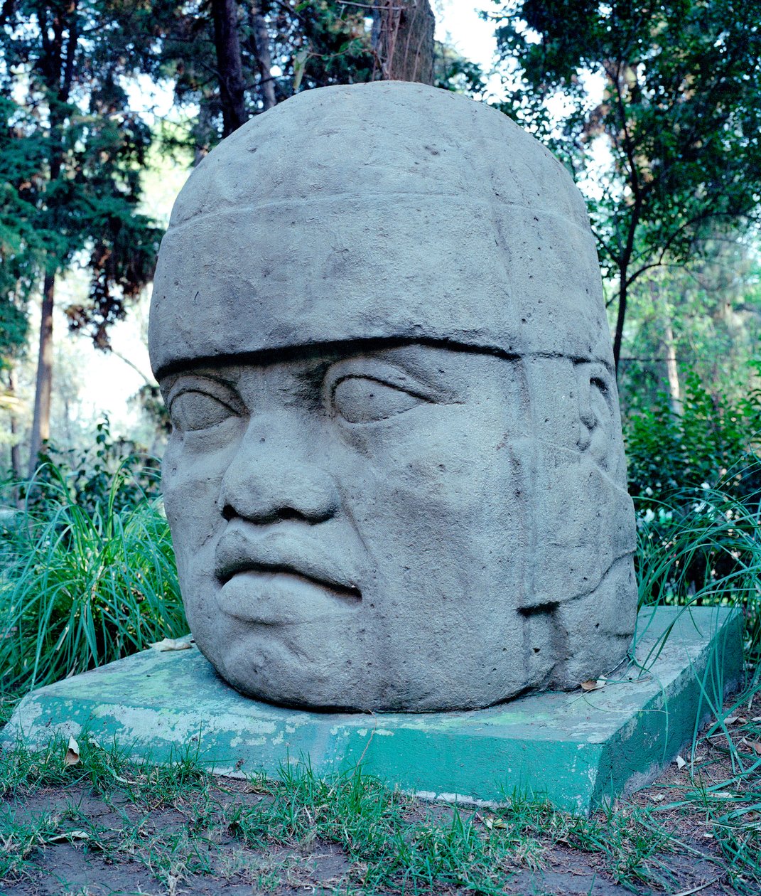 Før colombiansk sivilisasjon: kolossalt Olmec-hode. 10.-7. århundre f.Kr. Mexico. Park Musee de La Vente av Culture Olmec