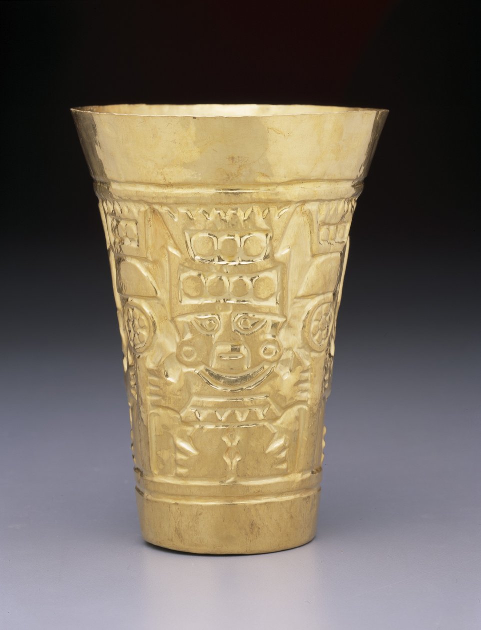 Cup: Stående figurer og krigsklubber, 900-1100 (gull) av Culture Sicán