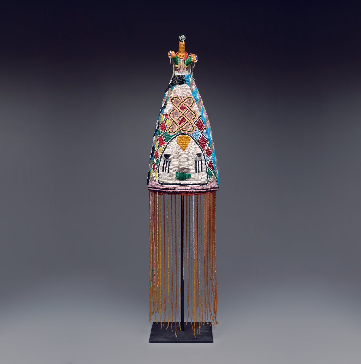 Kongelig krone (ade), sent på 1800- til tidlig på 1900-tallet (glassperler, tøy, kurv og fiber) av Yoruba Culture
