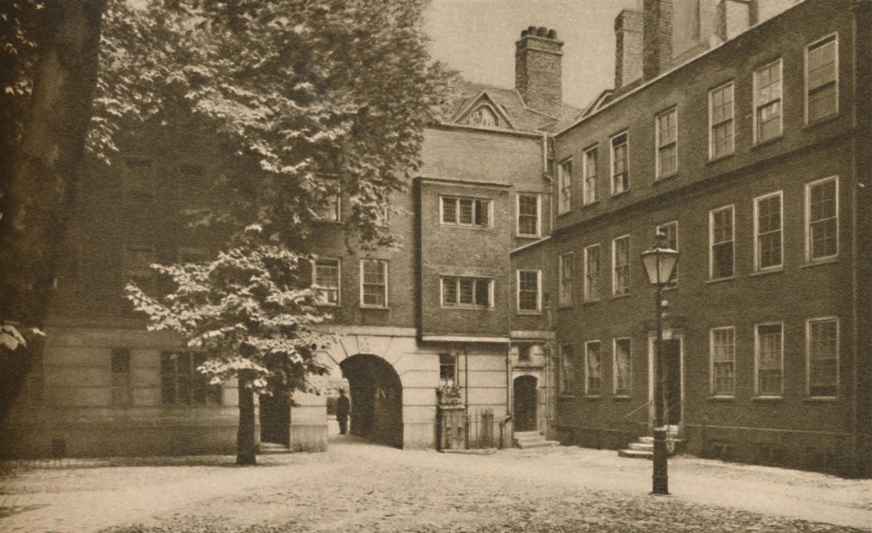 'Cobbles of the Quiet Other Court i Staple Inn at Holborn', c1935. av Cyril Ellis