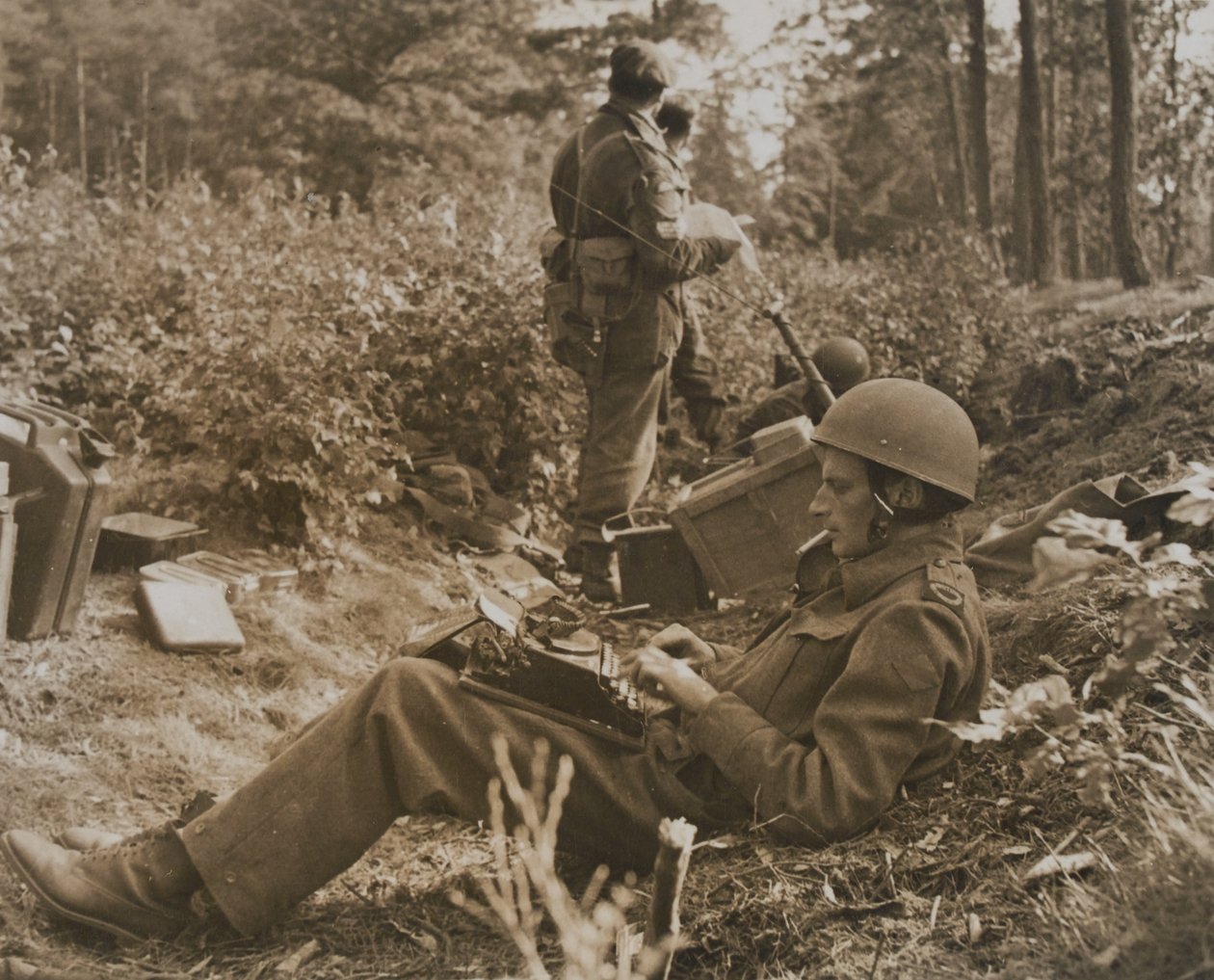 Krigskorrespondent Alan Wood skriver ut en sending av D.M. Sgt. Smith