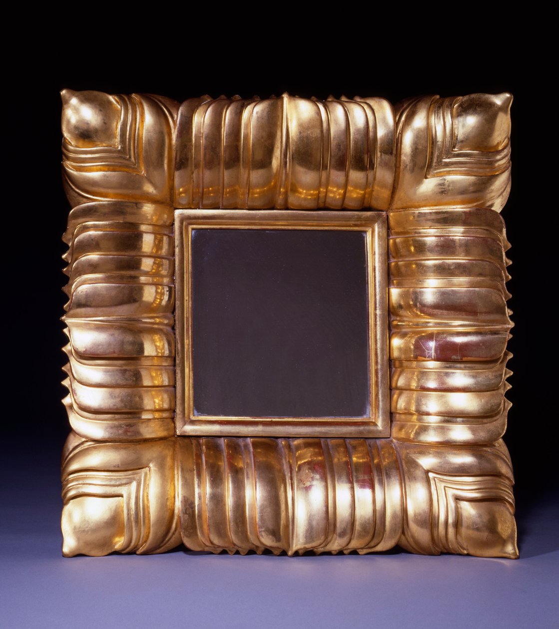 Et forgylt speil, designet av Dagobert Peche (1887-1923), utskåret med overlappende stilisert bladblad, ca. 1925 (forgylt tre) av Dagobert Peche