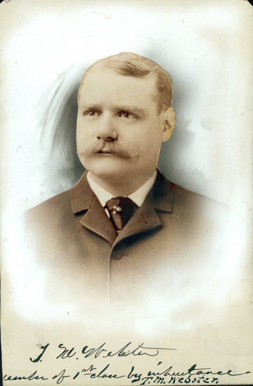 Brystportrett av Thomas W. Webster iført dress og slips av Dana