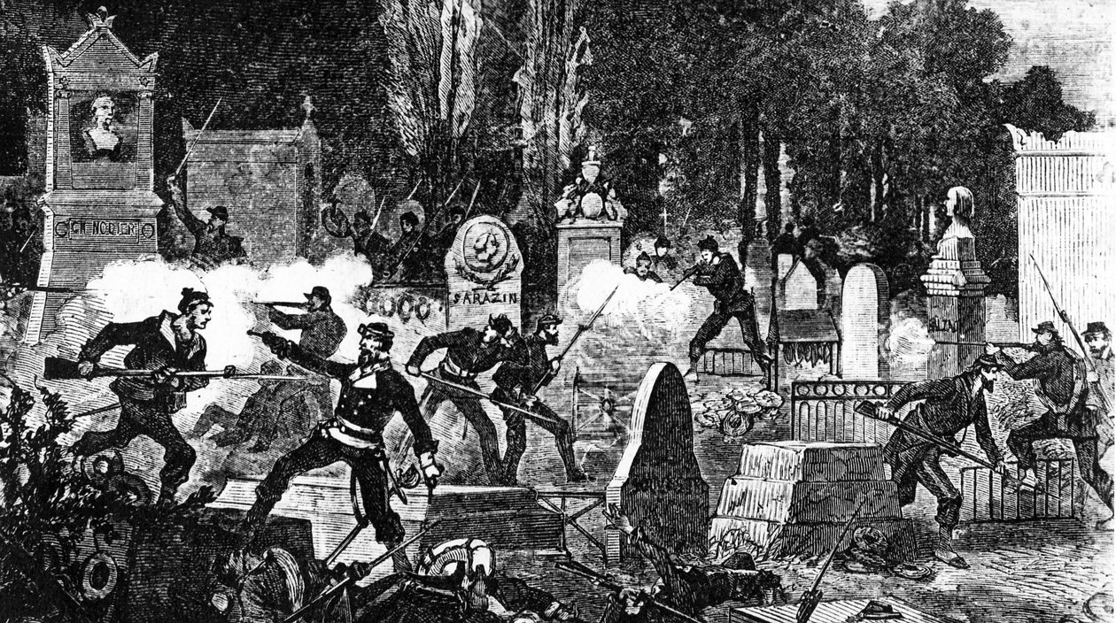 Det siste slaget ved Paris-kommunen på kirkegården til Pere Lachaise, gravert av Louis Joseph Amedee Daudenarde, fra 