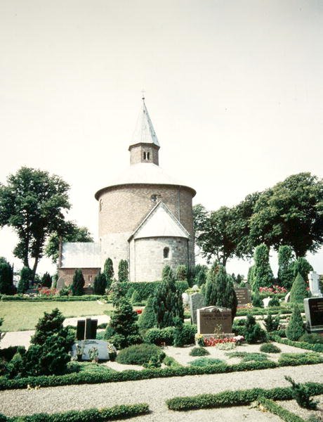Bjernede kirke, bygget 1125-75 av Danish School