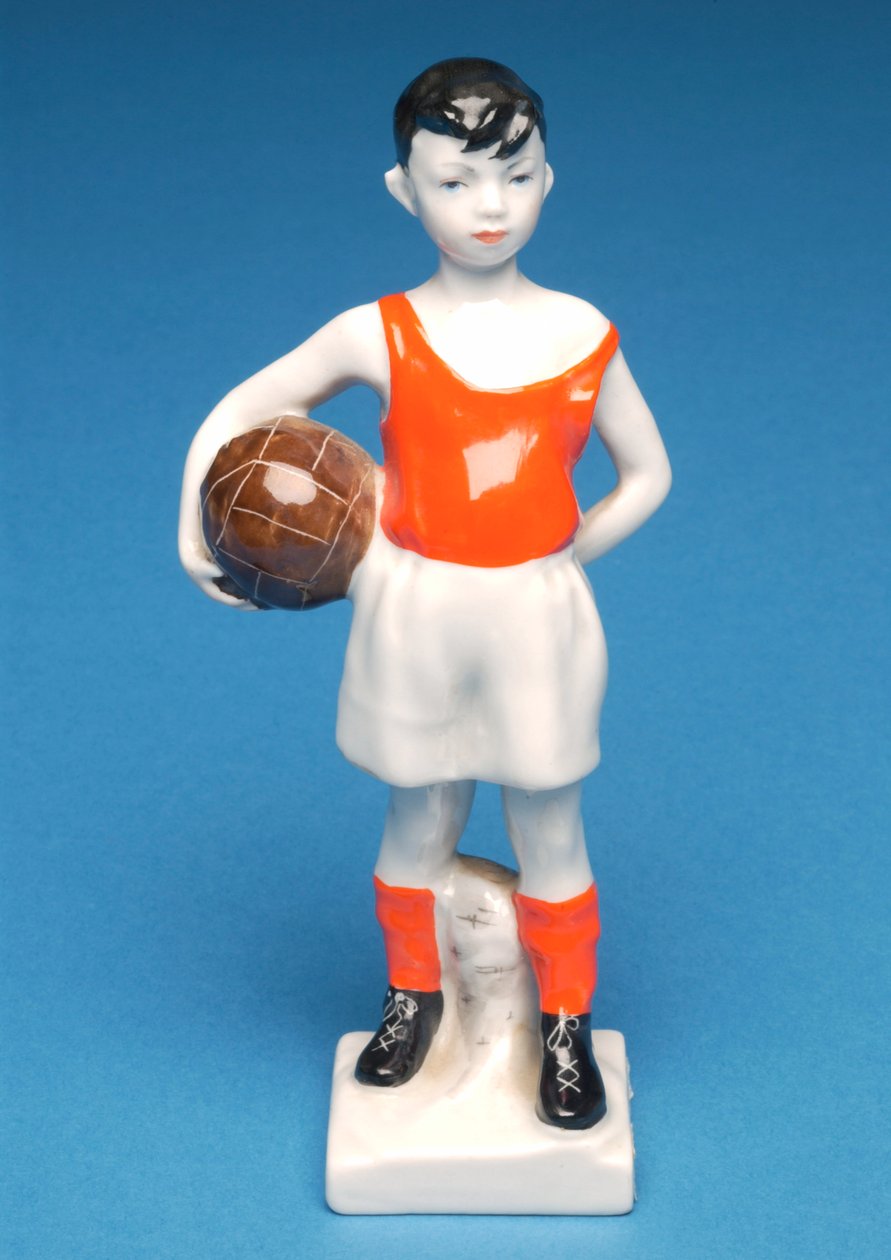 Dansk gutt som holder en fotball (keramikk) av Danish School