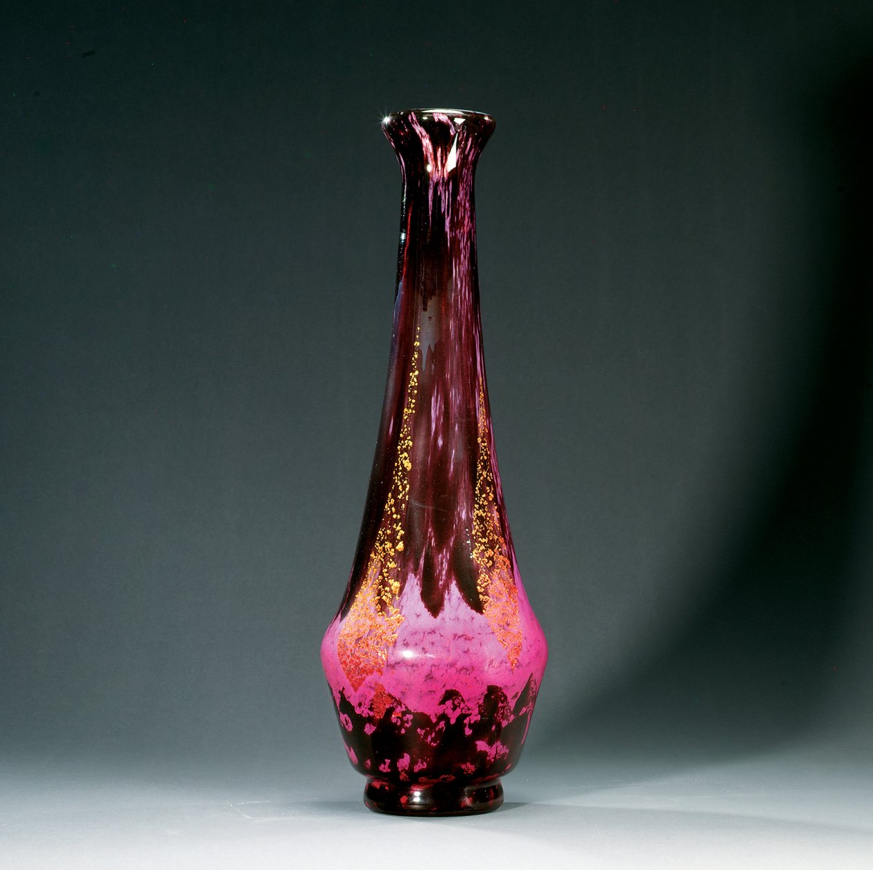 Høy vase, ca. 1920 (glass) av Daum Freres
