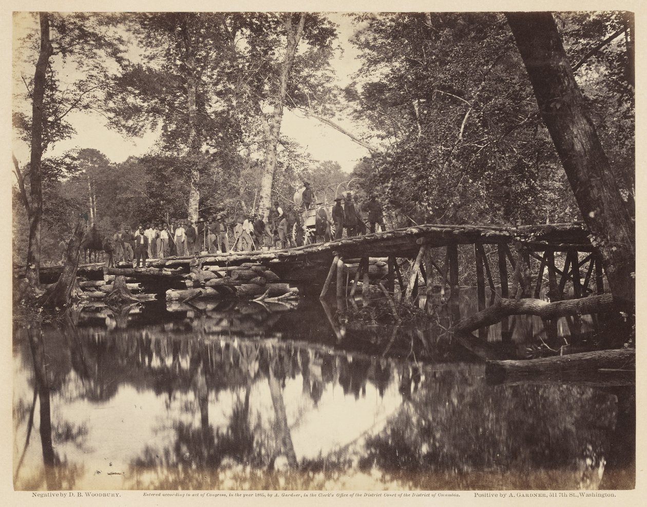 Militærbro over Chickahominy. Negativ av D. B. Woodbury; positiv av A. Gardner, juni 1862 (albumintrykk montert på vevd papir) av David B. Woodbury
