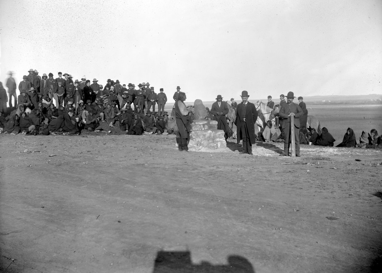 Dedikasjon av Standing Rock, Major McLaughlin og Sitting Bull i forgrunnen, 1880-tallet av David Frances Barry