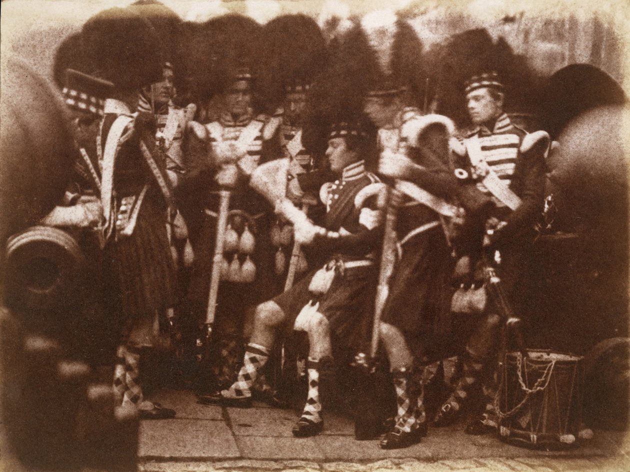 [Offiser for 92nd Gordon Highlanders Reading to the Troops, Edinburgh Castle], 9. april 1846. Skapere: David Octavius Hill, Robert Adamson, Hill & Adamson. av Hill and Adamson