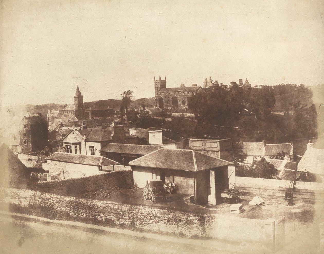 Linlithgow, fra jernbanestasjonen, med rådhuset, St. Michaels kirke og palass, 1843-184 Skapere: David Octavius Hill, Robert Adamson. av David Octavius Hill, Robert Adamson
