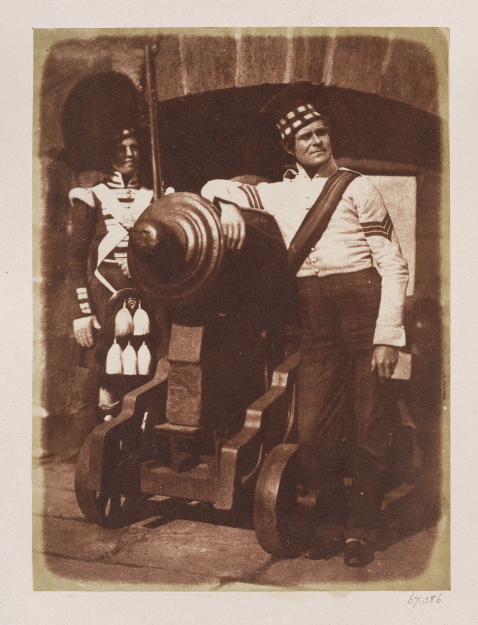 Artilleryman and Highlander, Edinburgh Castle (saltpapirtrykk fra kalorinegativ) av David Octavius Hill