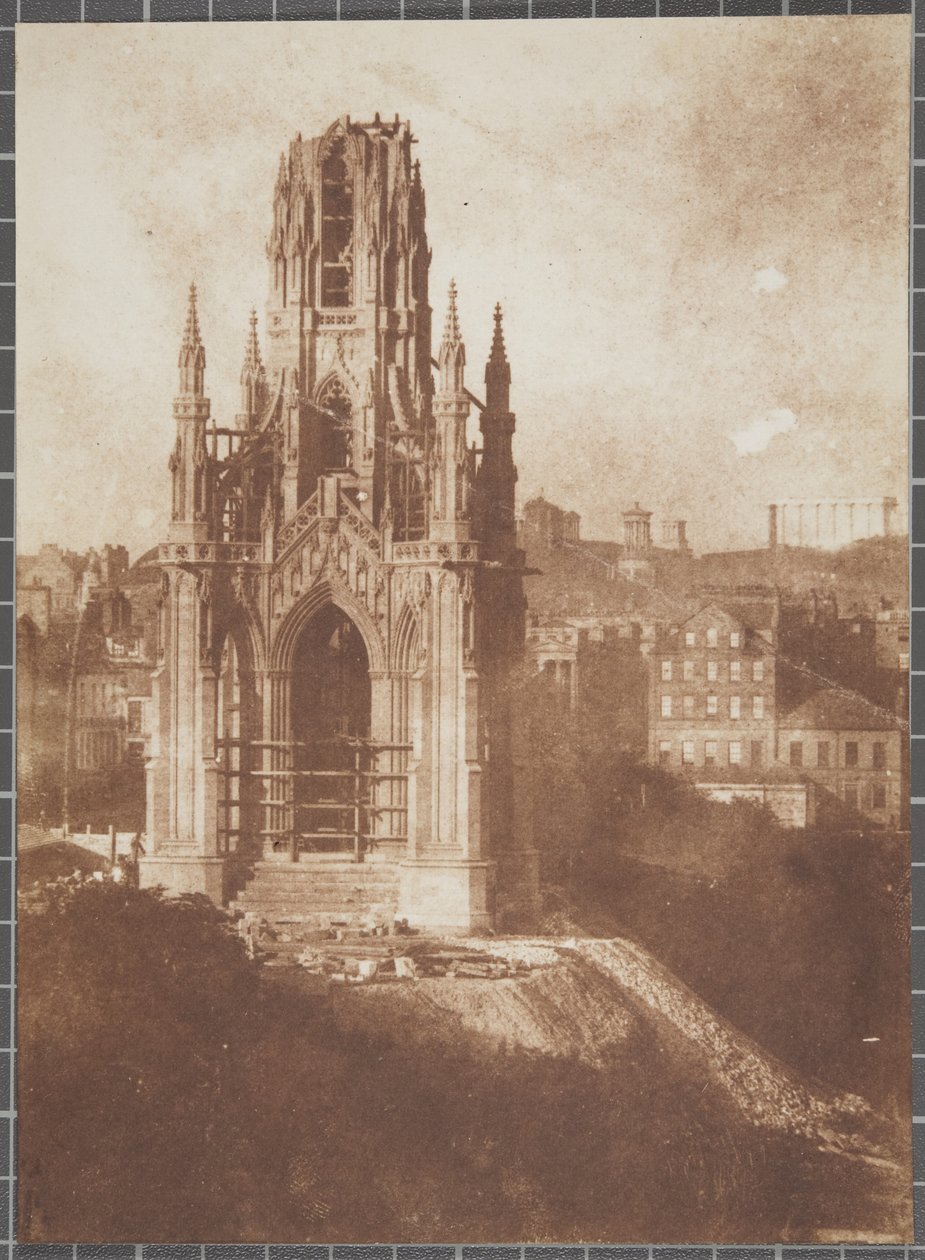Scott Monument, Edinburgh, under bygging, 1840-44 (saltet papirtrykk fra kalorinegativ) av David Octavius Hill and Robert Adamson