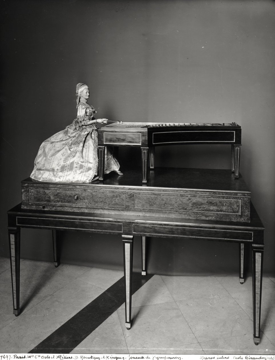 Dulcimer Player (tre og metall) (se også 157814) av David Roentgen