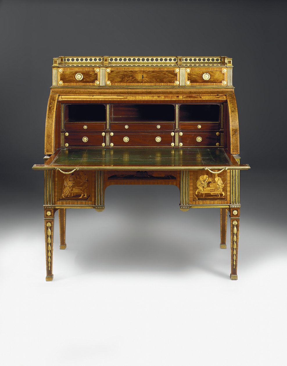 Mekanisk sylinderbyrå, festene tilskrevet Francois Redmond, ca. 1777-80 (ormolu-montert, messinginnlagt amboyna, tulipanved, beiset platan og marquetry) (se også 486554) av David Roentgen