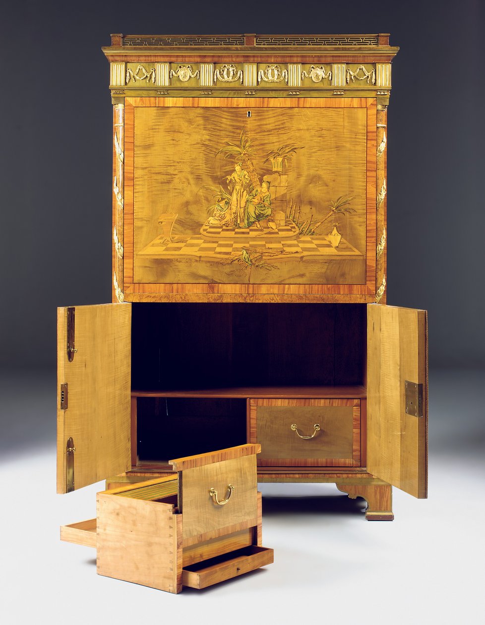 Neoclassic secretaire a batattant, ca. 1775 (ormolu-montert platan, burr barlind, beiset tulipanved og intarsia) se også 491918-19) av David Roentgen