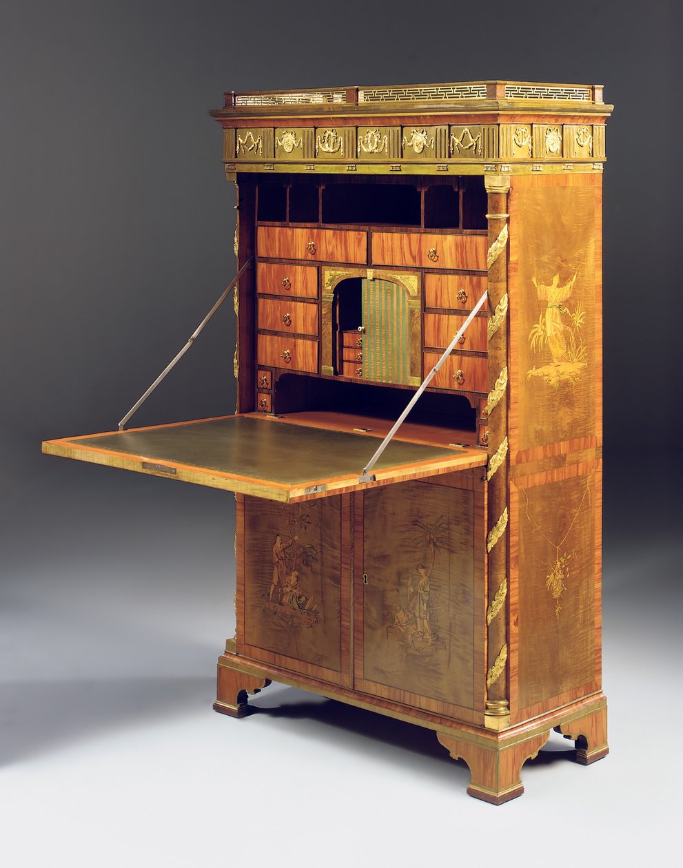Neoclassic secretaire a batattant, ca. 1775 (ormolu-montert platan, burr barlind, beiset tulipanved og intarsia) se også 491918-20) av David Roentgen