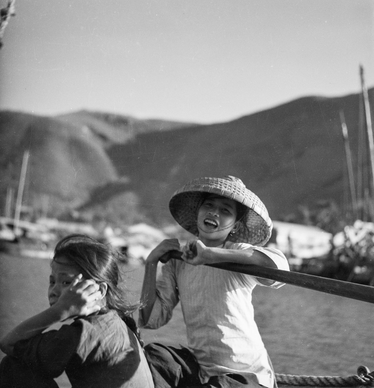 To unge sampanjenter i Aberdeen, Hong Kong av David Watkin Waters