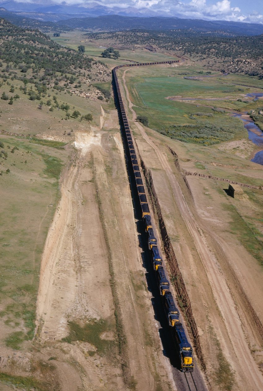 En kilometerlang enhetstoglinje fra Atchison, Topeka og Santa Fe rumler. Nord-New Mexico. av Dean Conger