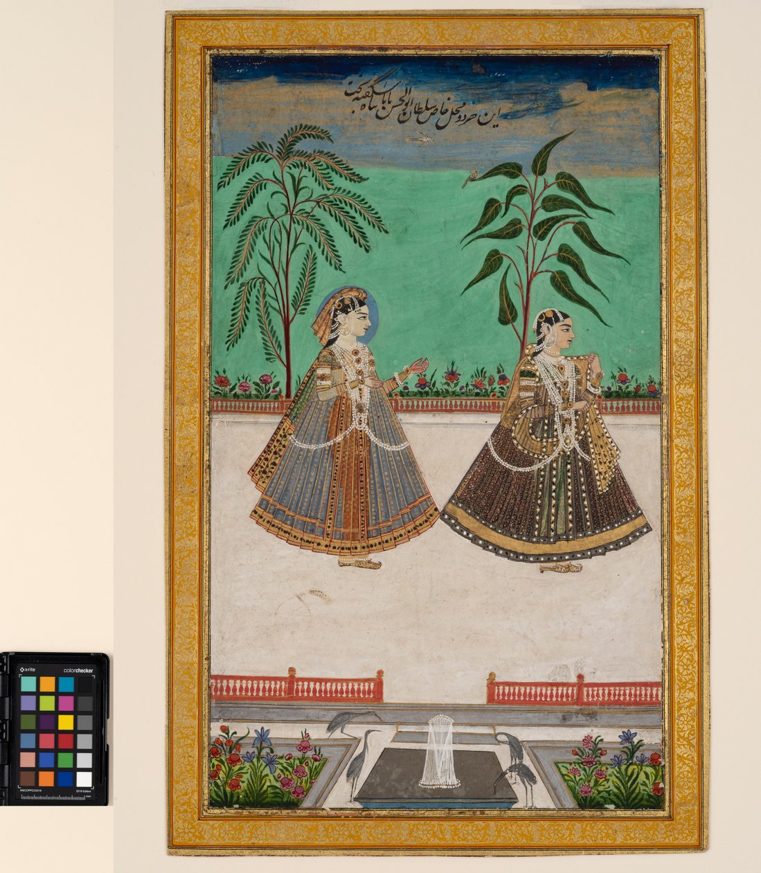 To kvinner fra haremet til Tana Shah fra Golconda, ca. 1800 (ugjennomsiktig akvarell og gull på papir, montert på en albumside) av Deccani School