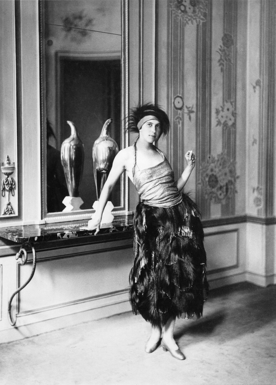 Madame Poiret i en kjole av Paul Poiret (1879-1944) 1919 (bw-bilde) av Delphi Studio