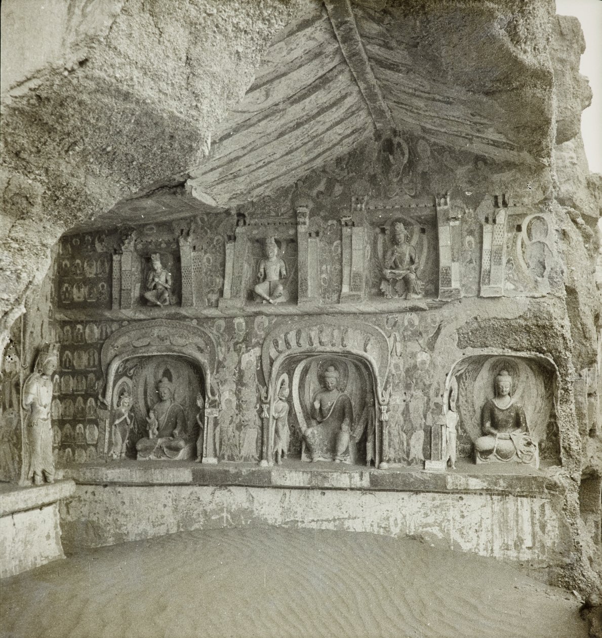 Statuer av Buddhaer og bodhisattvaer, hule 259, nordveggen, Dunhuang-hulene, Kina, foto 1275/1 (114) av Desmond Parsons