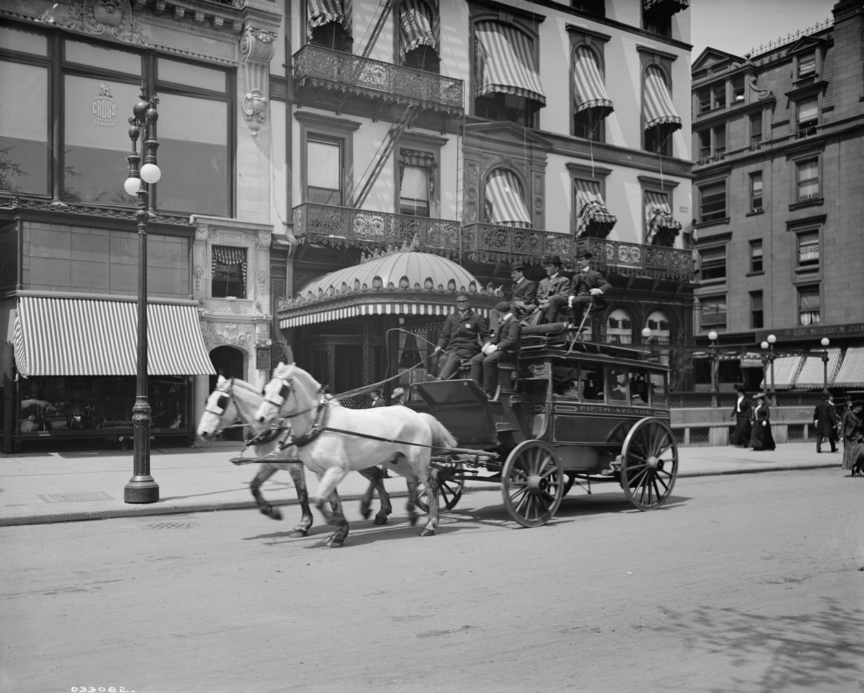 A 5th Ave stage, New York, N.Y., ca. 1900-10 av Detroit Publishing Co.