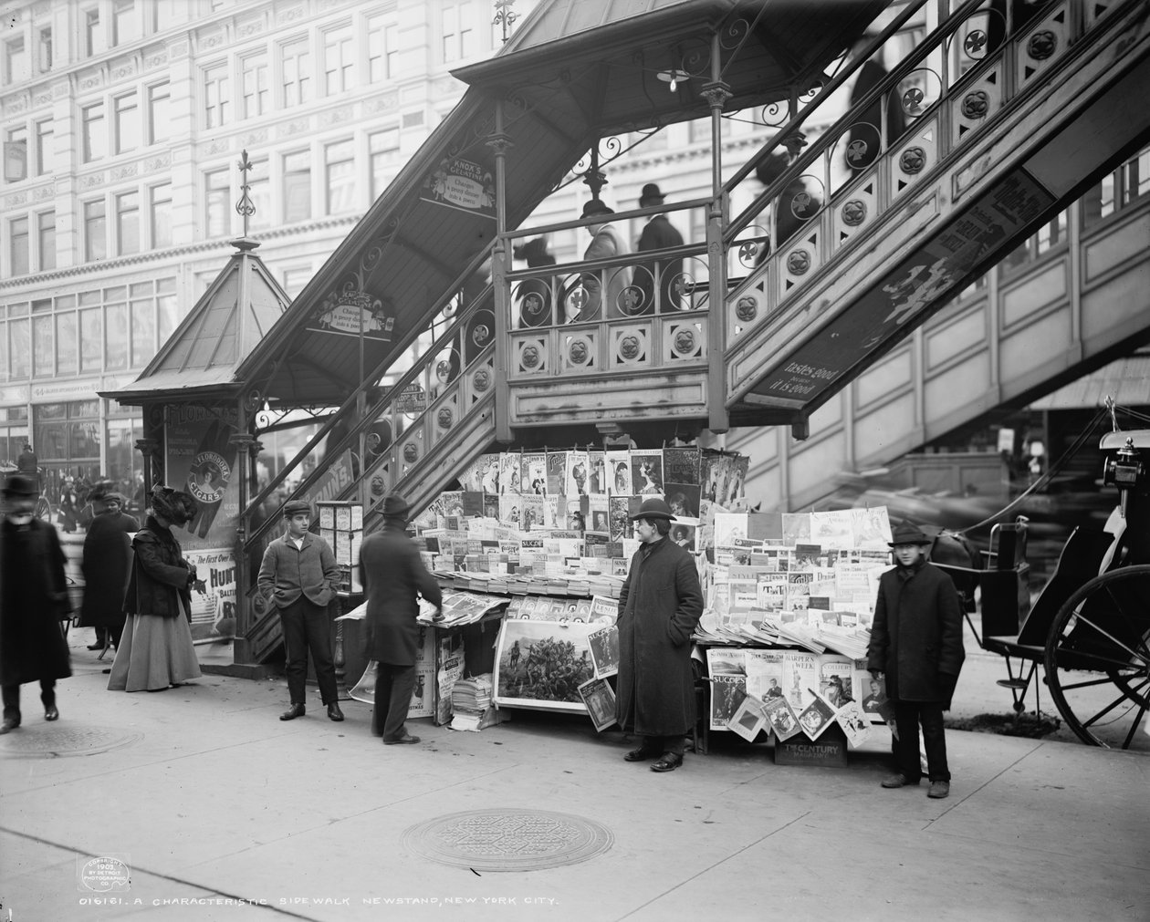 En karakteristisk fortauskiosk, New York City, ca. 1903 av Detroit Publishing Co.