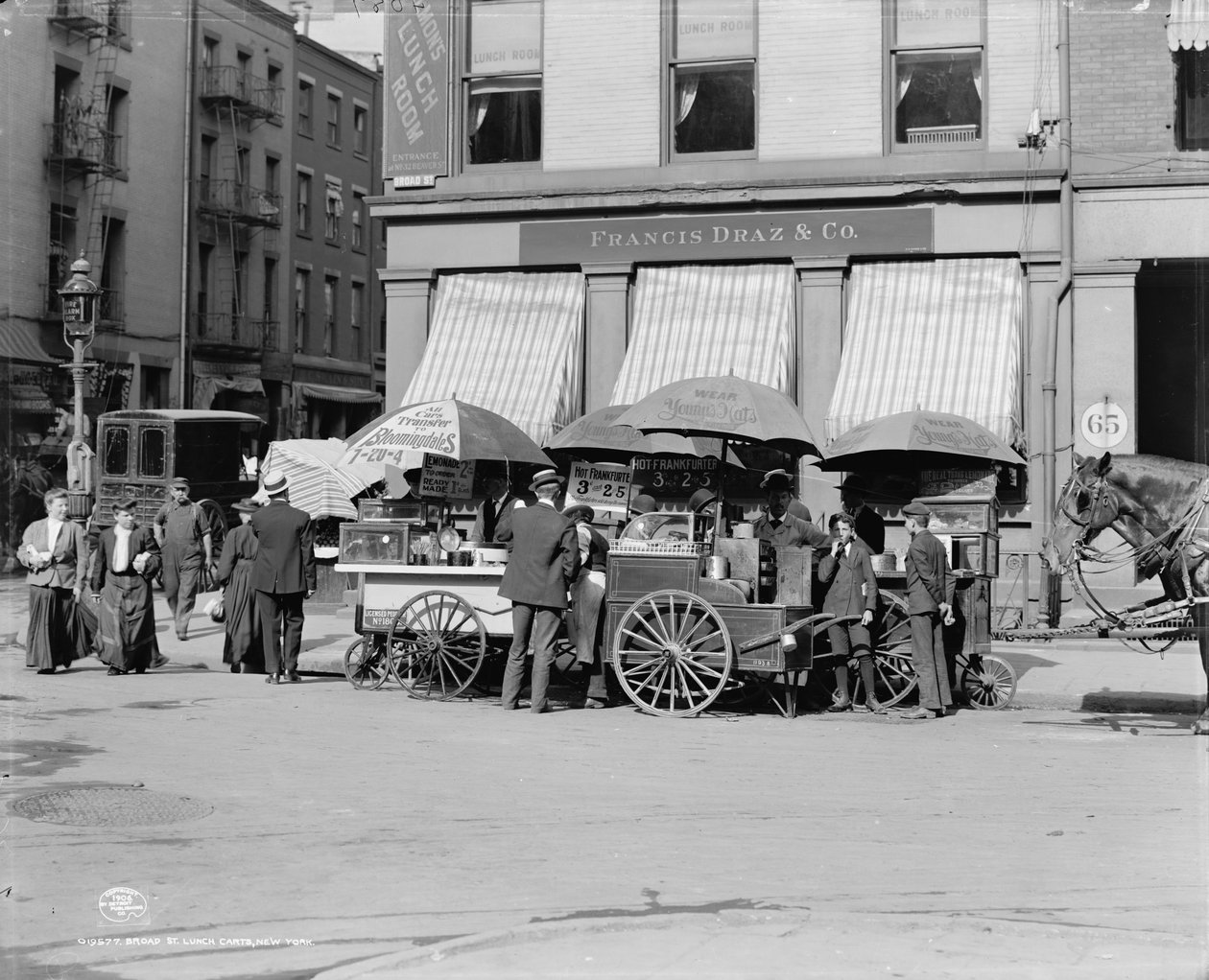 Broad St. lunch carts, New York, N.Y., ca. 1906 av Detroit Publishing Co.