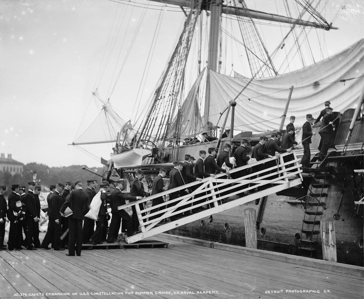 Kadetter tar fatt på U.S.S. Konstellasjon for sommercruise, U.S. Naval Academy, Annapolis, Maryland, ca. 1890-1901 av Detroit Publishing Co.