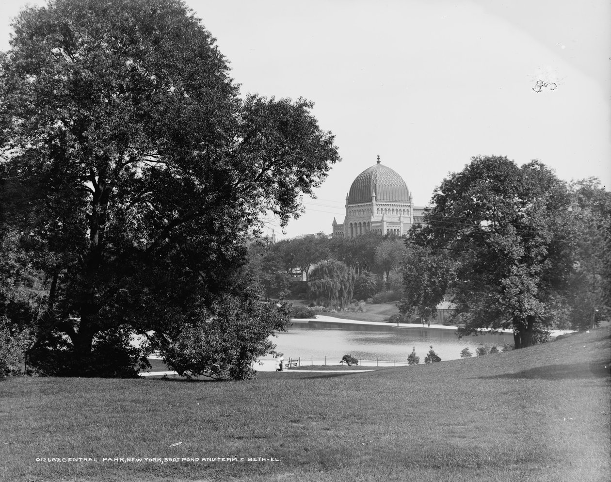 Central Park, New York, båtdam og Temple Beth-El, ca. 1900 av Detroit Publishing Co.