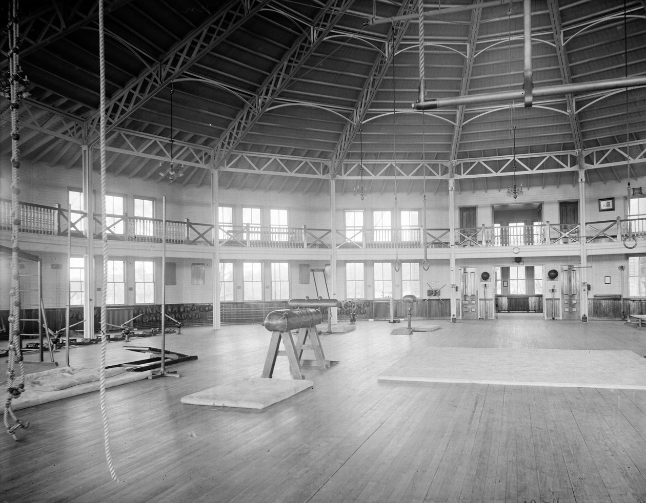 Gymnasium interiør, U.S. Naval Academy, ca. 1890-1901 av Detroit Publishing Co.