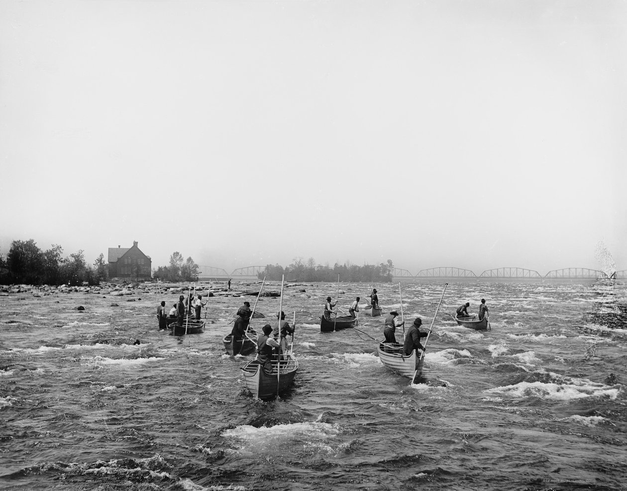 Indianere som fisker i stryk, Sault Ste. Marie, Michigan, ca. 1900 av Detroit Publishing Co.