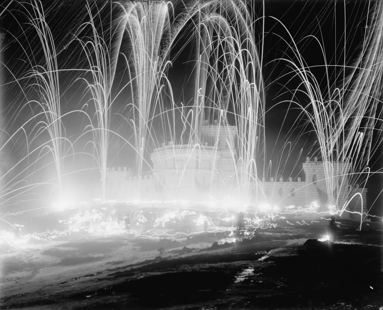 Midvinterkarneval, stormende festningen, Upper Saranac Lake, N.Y., 1909 av Detroit Publishing Co.