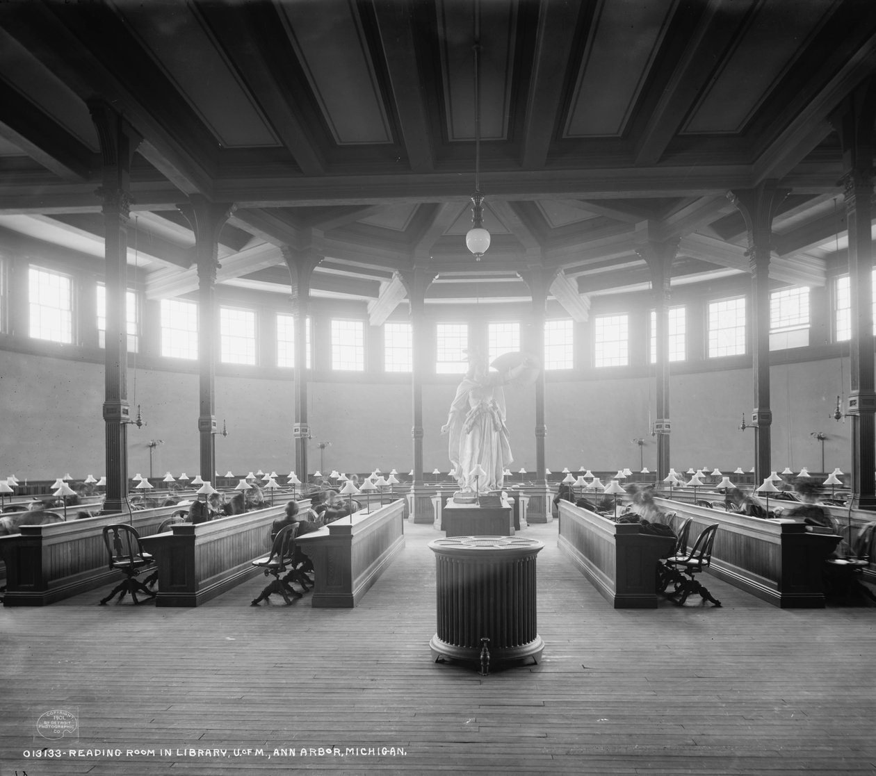 Lesesal i biblioteket, University of Michigan, Ann Arbor, Michigan, ca. 1901 av Detroit Publishing Co.