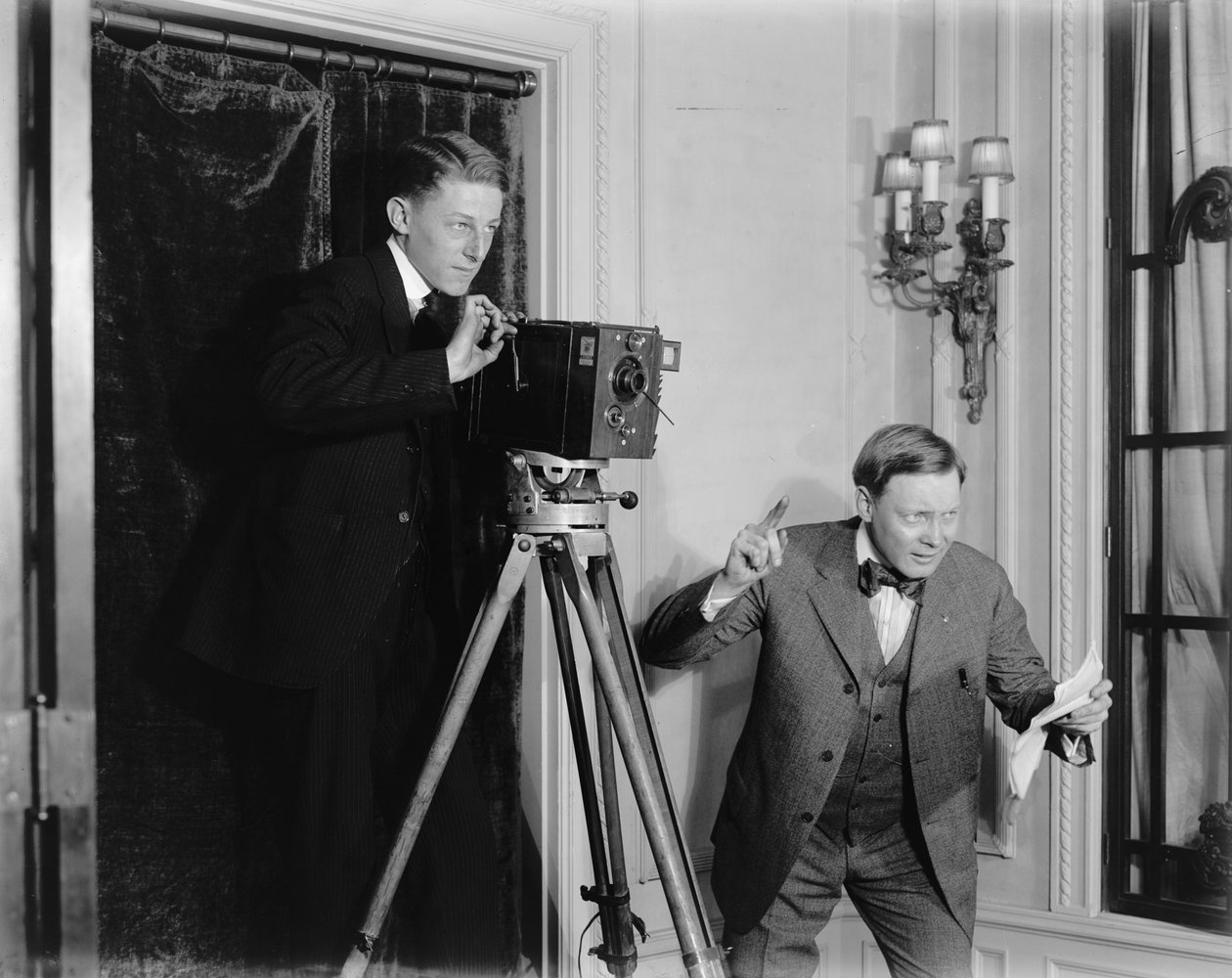 To menn som bruker et filmkamera innendørs, ca. 1908-20 av Detroit Publishing Co.