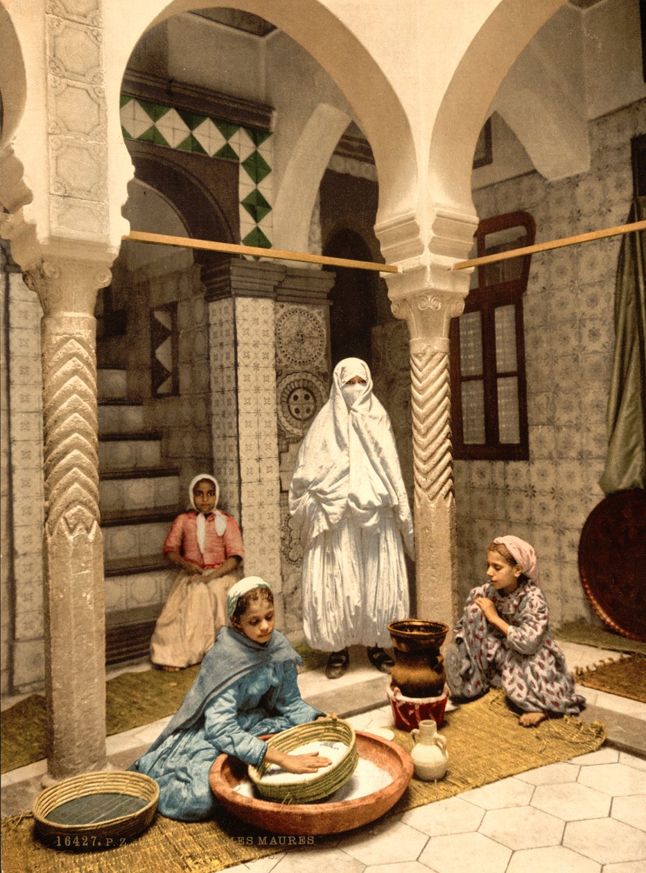 Mauriske kvinner tilbereder couscous i en gårdsplass, Alger, Algerie, ca. 1899 (fotomekanisk trykk) av Detroit Photographic Co.